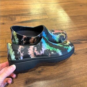 Crocs Women’s Slip Resistant Shoes Neria Pro II Clogs Size 7 Black Tie Dye